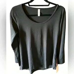 Lularoe  small solid black long sleeve Lynnae t shirt. NWT. Hi /lo hem‎